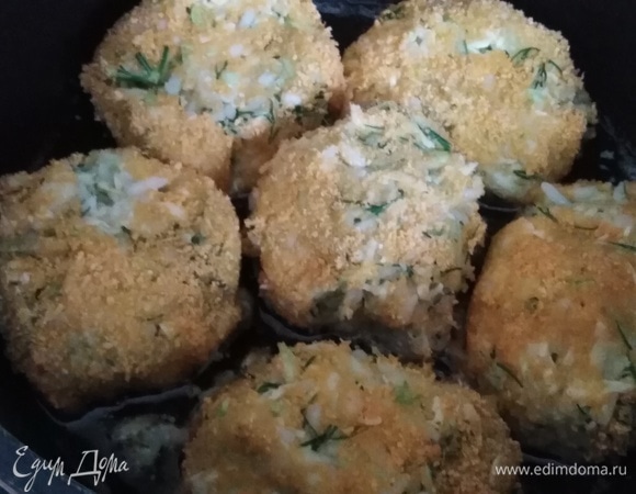 Сформировать котлеты. Обвалять в панировочных сухарях. Выложить в сковороду с растительным маслом. Жарить с двух сторон до готовности. Приятного аппетита!