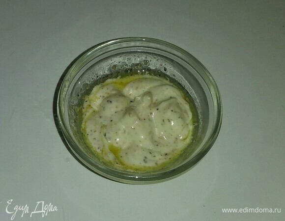 Готовим майонезно-масляную часть соуса. Смешиваем вместе майонез, оливковое масло, лимонный сок, сушеный чеснок, свежемолотую смесь перцев и сушеный зеленый лук.