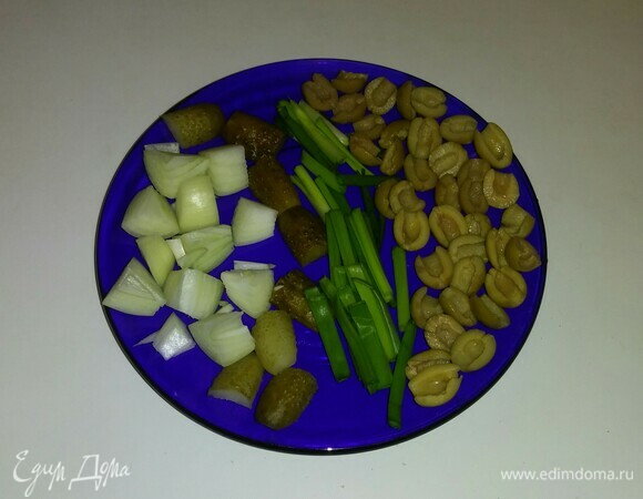 Репчатый лук, соленые огурцы и зеленый лук нарезаем крупными кусочками. Оливки — пополам.