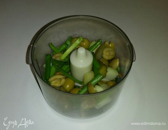 Кладем нарезанные ингредиенты для соуса в блендер.