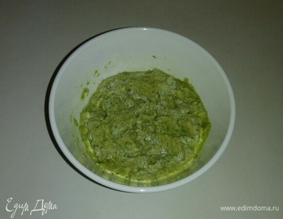 В глубокой емкости соединяем вместе измельченные овощи и майонезно-масляную часть соуса. Перемешиваем все вместе и ставим в холодильник на 30 минут. Соус готов. Приятного аппетита!