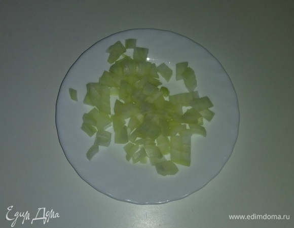 Репчатый лук нарезать мелким кубиком.