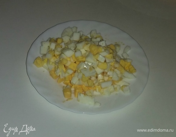 Куриные яйца сварить вкрутую, остудить и очистить от скорлупы. Затем нарезать.