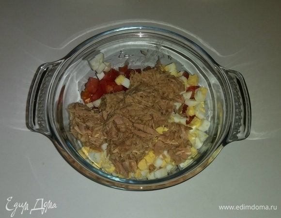 В глубокую емкость выложить нарезанные овощи, яйца и консервированного тунца (я использовала тунца в собственном соку, а сок из банки слила, так как в салате он не нужен). Добавить оливковое масло, соль и все перемешать.