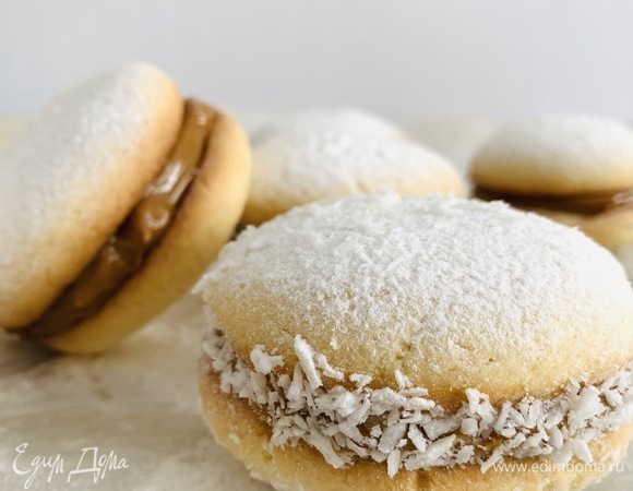 По желанию печенье можно посыпать сахарной пудрой, а по краям — кокосовой стружкой.
