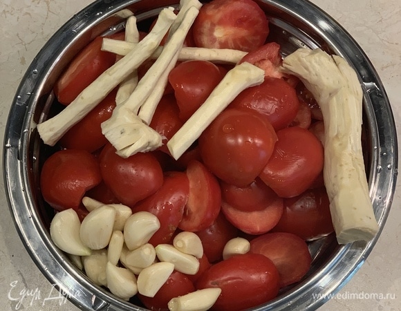 Моем помидоры, удаляем плодоножки, нарезаем на четыре части.