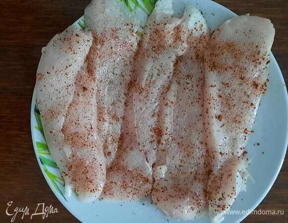 Филе нарезаем, посыпаем солью, перцем и паприкой. Затем обваливаем в миндальных хлопьях. Тем временем разогреваем сковороду и выкладываем сливочное масло — курочка его очень любит.