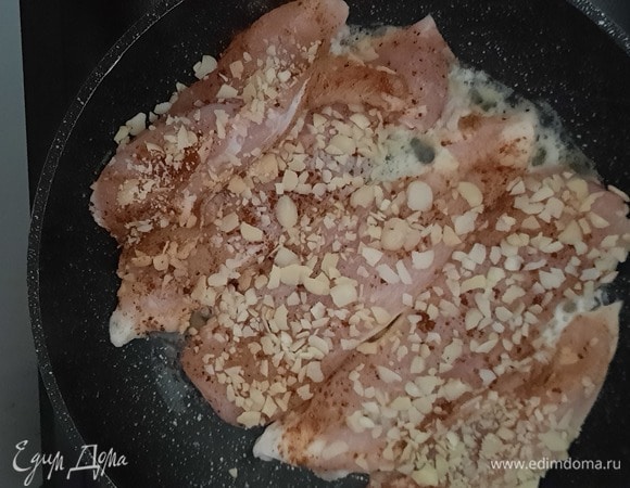 Выкладываем наше филе, держим на разогретой сковороде по 5 минут с каждой стороны, накрываем крышкой на 10 минут. Готово! Пока филе обжаривается, варим фунчозу 5–7 минут и добавляем сливочное масло. Нарезаем перец.