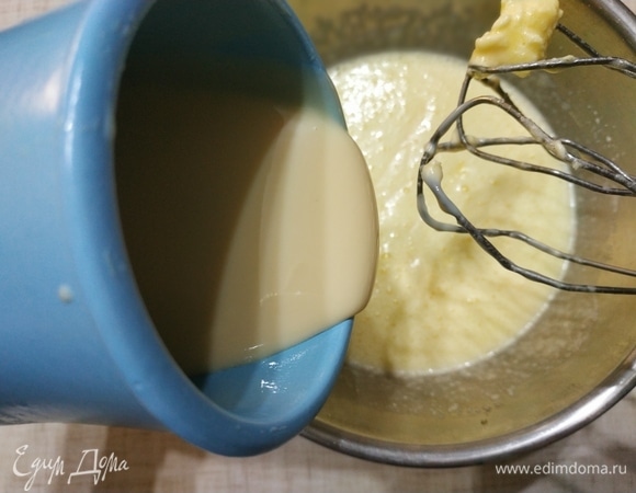 Добавить сгущенное молоко, ванилин (по вкусу).