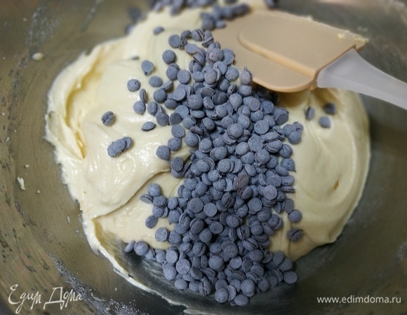 Всыпать муку с разрыхлителем и солью. В самом конце добавить шоколадные капли (у меня горький шоколад).