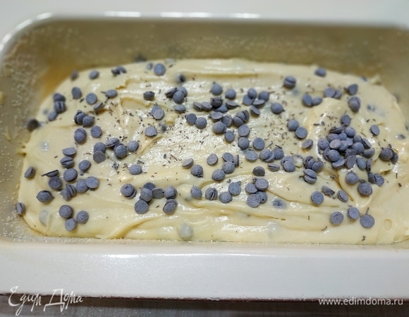 В форму для выпечки выложить тесто, выпекать при 170°C примерно 40 минут, до готовности.