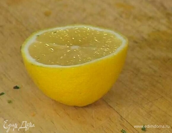 Из половинки лимона выжать сок и сбрызнуть баклажаны, лишнюю жидкость промокнуть бумажным полотенцем. 