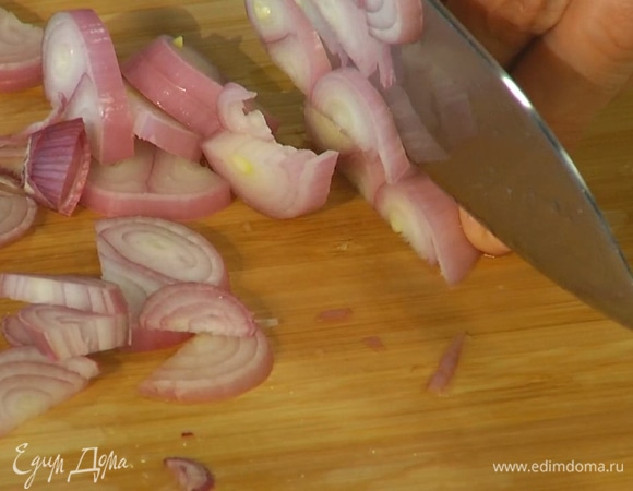 Шалот почистить и нарезать тонкими полукольцами.