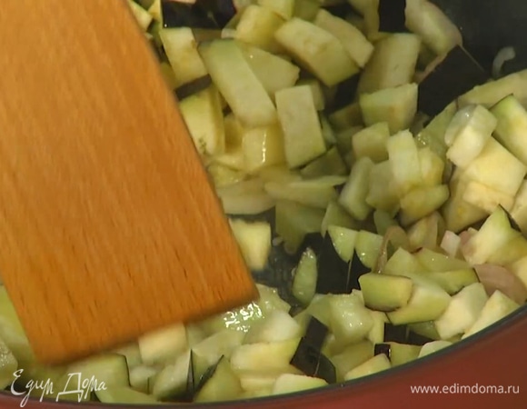 Чеснок почистить, нарезать пластинками, отправить к луку и обжарить до прозрачности, затем добавить нарезанные баклажаны и все перемешать.