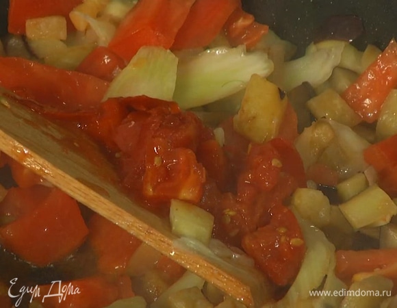 Свежий помидор и помидоры в собственном соку нарезать мелкими кубиками и, удалив лишнюю жидкость, добавить в сковороду, все посолить и, помешивая, довести почти до готовности, затем добавить каперсы, влить уксус и 1 ст. ложку оливкового масла.