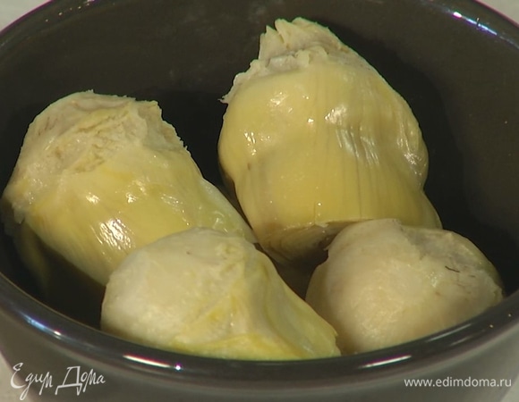 Артишоки нарезать четвертинками, добавить в сковороду, посыпать все зеленью фенхеля, тыквенными семечками и снять с огня. 