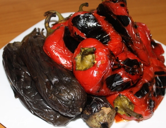 Прежде чем приступить к приготовлению соуса, необходимо подготовить овощи. В идеале следует запечь перцы и баклажаны на гриле. Но ваш соус получится не менее вкусным, если вы будете запекать овощи в духовом шкафу до темных корочек. Запеченные овощи сложите в кастрюлю, накройте крышкой и оставьте на 15 минут хорошо пропариться. На помидорах сделайте крестообразные надрезы, залейте их крутым кипятком на 4–5 минут. Затем помидоры опустите в холодную воду, снимите с них пленку и удалите семена.