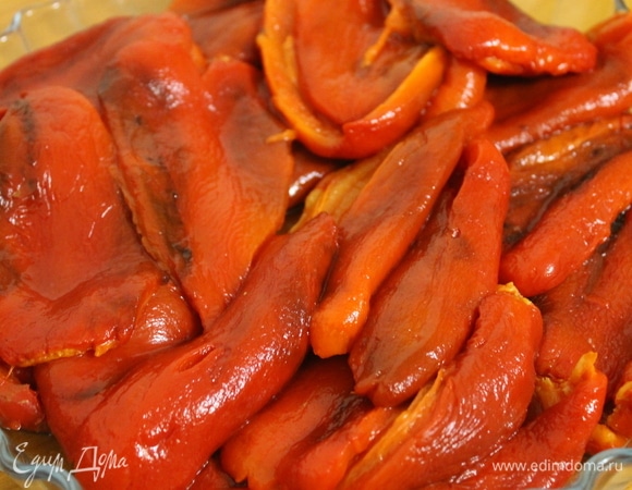 Снимите с перцев кожицу, тщательно удалите семена и выделившийся сок. Семена нам не нужны, они значительно портят вкус. С баклажанов тоже снимите оболочку и удалите все жесткие частицы.