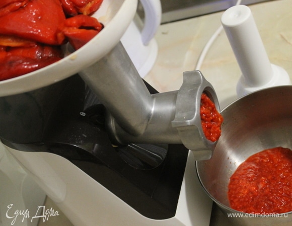 Пропустите через мясорубку перцы. Можно использовать блендер, если вы хотите получить более однородную структуру.