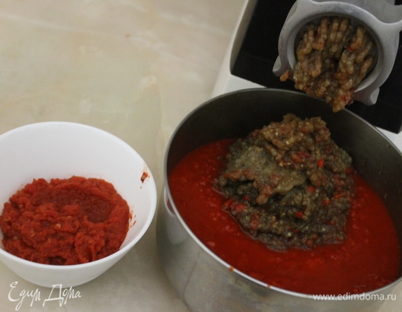 Выбранным вами способом измельчите баклажаны, добавьте их к перцу. Помидоры также добавьте к овощам. Но не забывайте, что их нужно предварительно измельчить и выпарить всю влагу, чтобы у вас получилась густая масса.