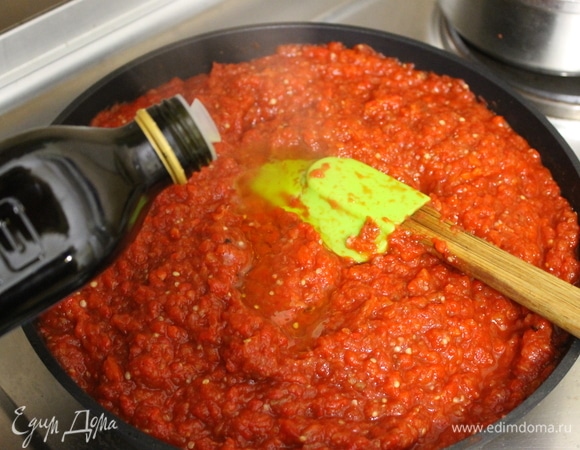 Тщательно перемешайте все овощи, добавьте оливковое масло, переложите в достаточно большой сотейник с толстым дном. При постоянном помешивании начните выпаривать лишнюю влагу.