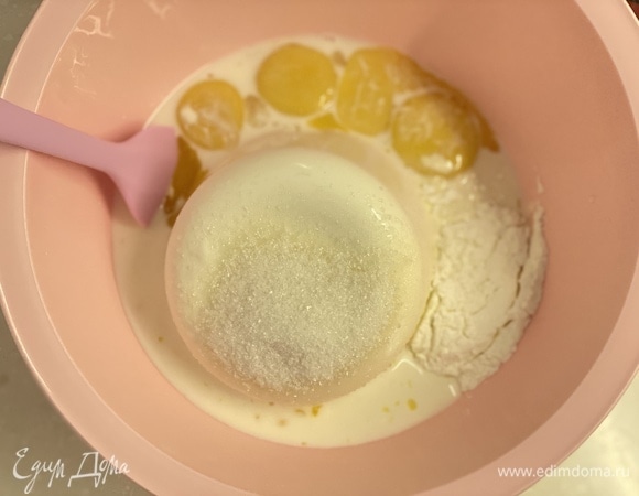 В миску отправить желтки, рикотту, молоко, экстракт ванили, сахар и крахмал. Тщательно перемешать все в однородную массу.