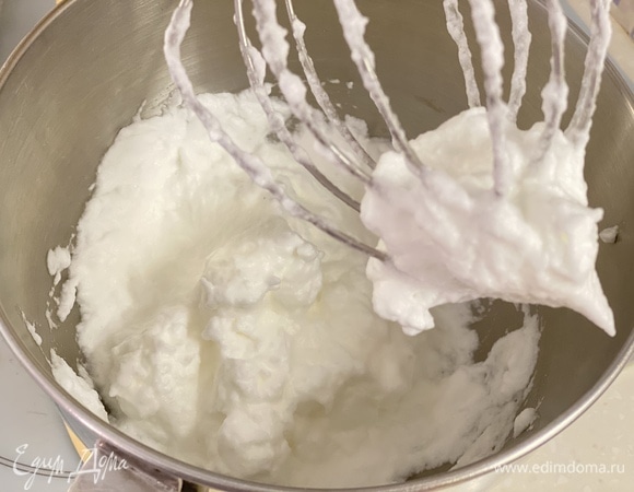 Отделить белки от желтков. Белки взбить до пик.