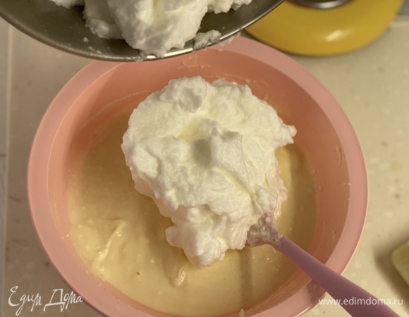 Аккуратно добавить белки, перемешивая лопаткой по часовой стрелке снизу вверх. Должно получиться воздушное тесто.