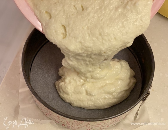 Вылить тесто в форму диаметром 20 см. Выпекать 40–50 минут при 130–140°C.