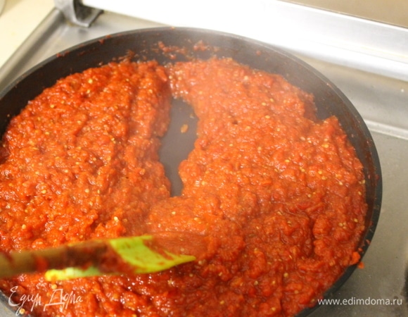 Продолжайте уваривать соус до густоты. Готовность можно определить по следу от лопатки. Если он остается, соус готов. На выпаривание у вас уйдет 30–40 минут.