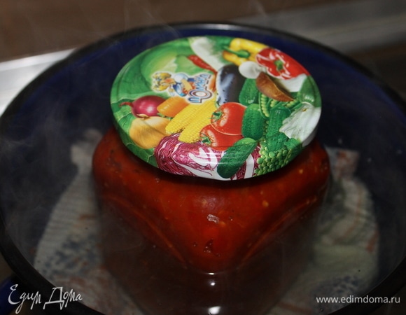 Приготовленный соус разложите по чистым банкам, закройте крышками, но не плотно и установите в большую кастрюлю с горячей водой, застелив дно сложенным кухонным полотенцем. Стерилизуйте лютеницу в течение 30 минут, затем плотно закрутите крышки и оставьте остывать, накрыв банки пледом.