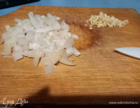 Мелко рубим репчатый лук и чеснок.