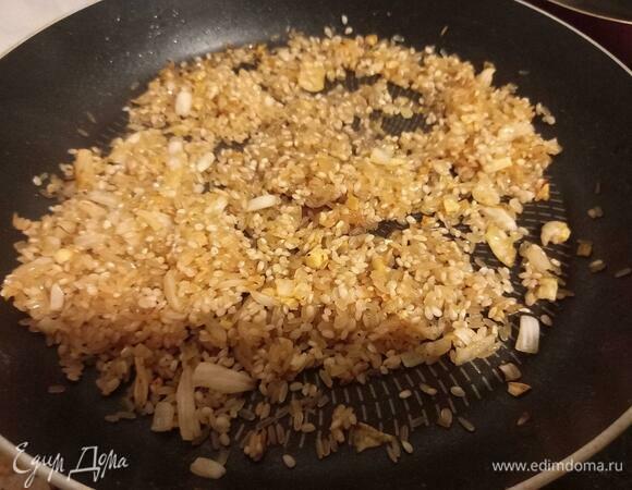 Перемешиваем рис с зажаркой и маслом, добавляем соевый соус, еще раз хорошо перемешиваем. Рис должен максимально пропитаться маслом и соусом.