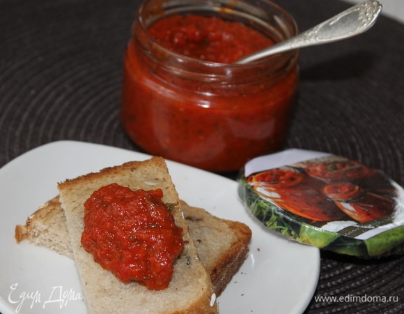 Лютеницу подают к мясным и рыбным блюдам.