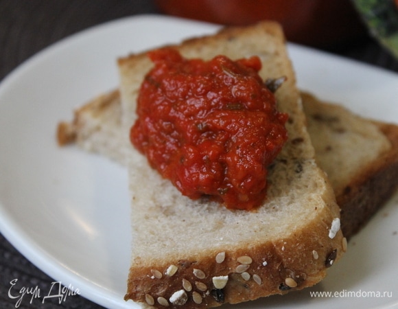 Можно просто намазать на хлеб, добавить кусочки феты или брынзы и наслаждаться вкусным бутербродом.