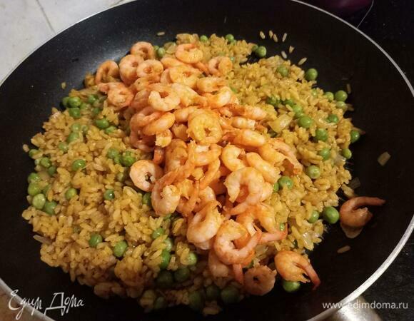 К рису с горошком добавляем креветки, которые мы пожарили в самом начале, и еще раз все перемешиваем.