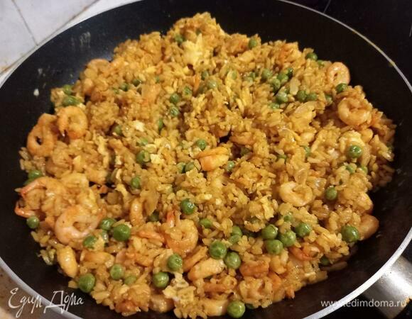 Все перемешиваем и обжариваем еще пару минут.