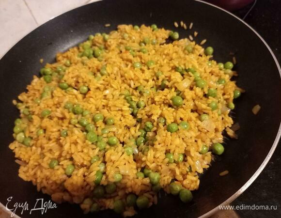 Горошек уже не твердый, и блюдо наконец становится похожим на итоговый вариант.