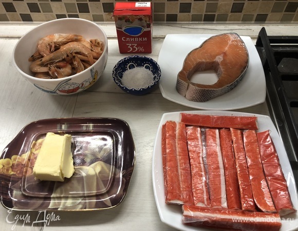 Подготовьте продукты: креветки отделите от панцыря, рыбу — от кожи и костей, крабовые палочки — от пленки.