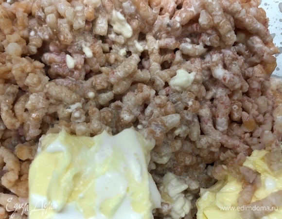 Добавьте масло, сливки, соль. Хорошо перемешайте, уберите в холодильник на 10 минут.