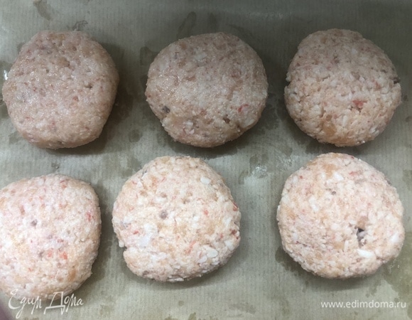 Сформируйте котлеты, это удобно делать смоченными водой руками.