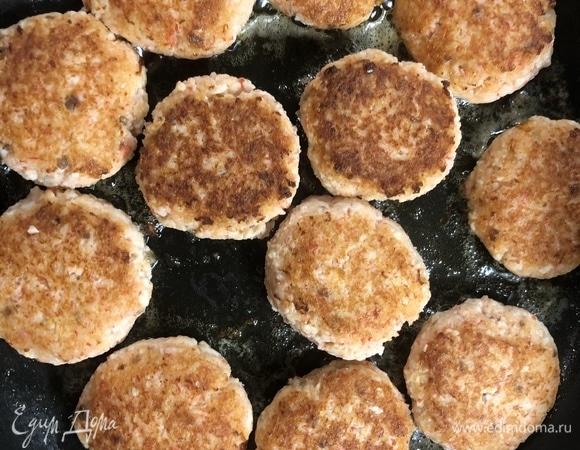 В сковороду налейте немного масла, обжарьте котлеты с двух сторон. Проверьте готовность нажатием на котлету — она должна быть плотной.