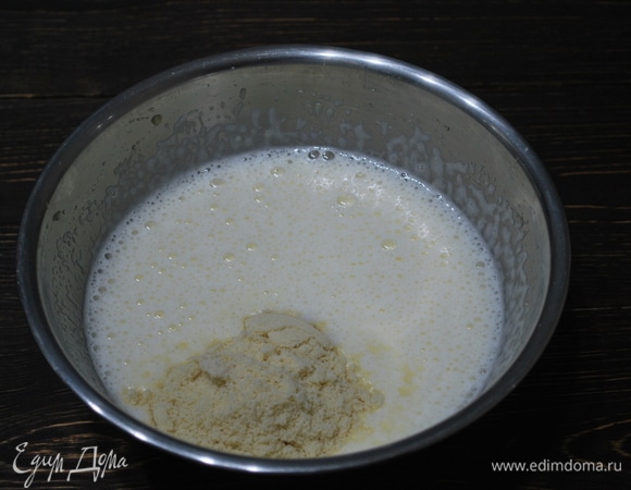Яйца взбила с сахаром, добавила миндальную муку.