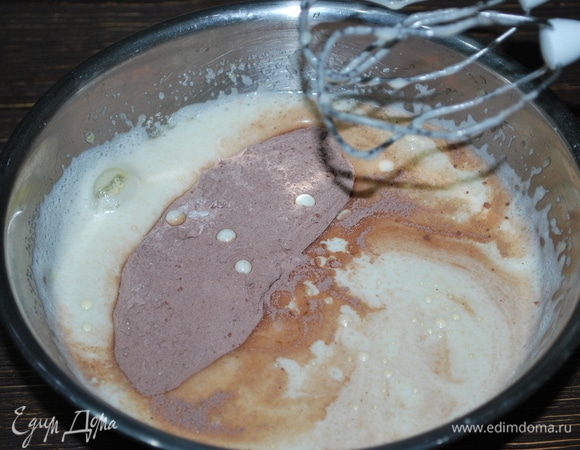 Пшеничную муку соединила с разрыхлителем и какао, добавила к яичной смеси. Все вместе хорошо перемешала до объединения.