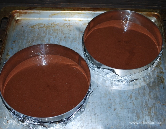 Поровну разлила тесто по кольцам диаметром 18 см. Выпекала при 170°C примерно 15–20 минут, до готовности.