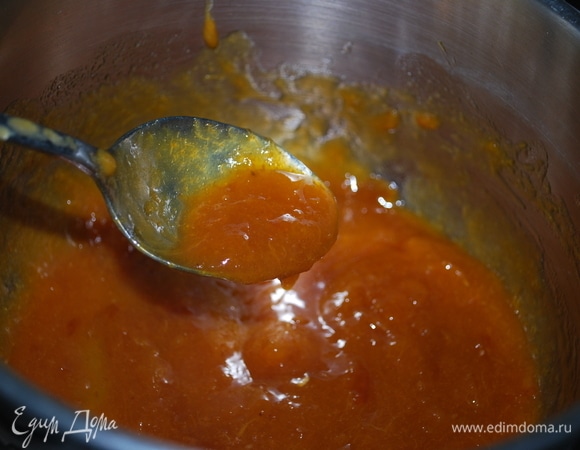 У меня домашний абрикосовый джем с сахаром, я в него добавила пектин, лимонный сок и абрикосовый ликер. Проварила все вместе 3–4 минуты. Если абрикосового джема нет, можно его приготовить из свежих абрикосов, добавив сахар и пектин.