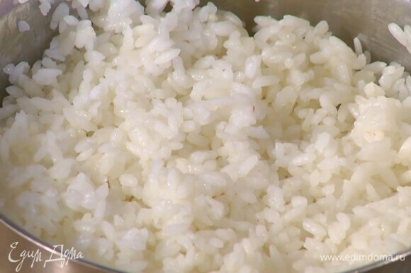 Рис отваривать в подсоленной воде на пару минут меньше, чем указано на упаковке, затем остудить.