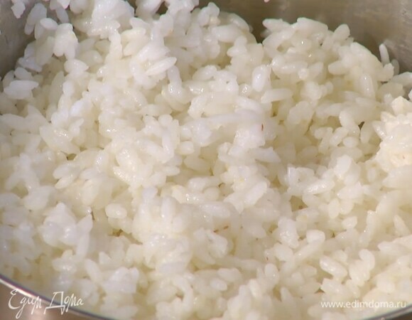 Рис отваривать в подсоленной воде на пару минут меньше, чем указано на упаковке, затем остудить.