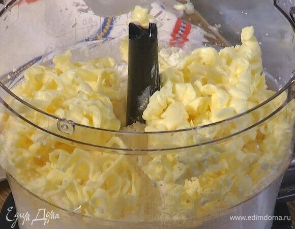 Натереть на крупной терке 200 г предварительно охлажденного сливочного масла.