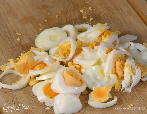 Яйца отварить вкрутую, затем почистить и нарезать кружками.